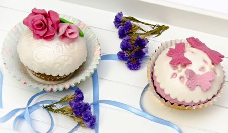 Cupcakes decorated with fondant and sugar flowers