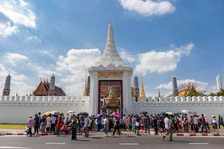 Bangkok, Thailand - January 2, 2018 : Unknown tourists crowded infront of the gate of Bangkok grand palace or Wat Phra Kaew, the most popular landmark temple in Bangkok,  Thailand.のeditorial素材