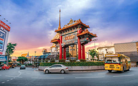 BANGKOK, THAILAND - MAY 12, 2018 - Odeon Circle The Arch Gateway to Yaowarat or bangkok China Town The circus has a history with Yaowarat Road. Once a center of entertainment The original fountain roundabout The rest of the people The current location is のeditorial素材