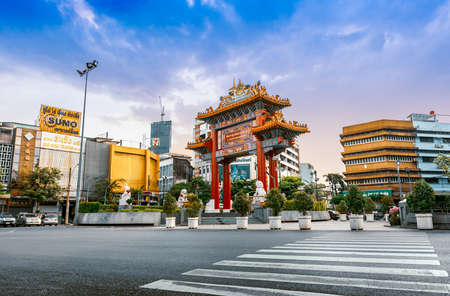 BANGKOK, THAILAND - MAY 12, 2018 - Odeon Circle The Arch Gateway to Yaowarat or bangkok China Town The circus has a history with Yaowarat Road. Once a center of entertainment The original fountain roundabout The rest of the people The current location is のeditorial素材