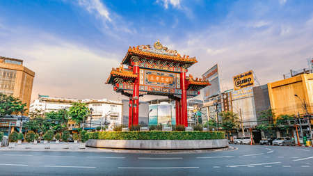 BANGKOK, THAILAND - MAY 12, 2018 - Odeon Circle The Arch Gateway to Yaowarat or bangkok China Town The circus has a history with Yaowarat Road. Once a center of entertainment The original fountain roundabout The rest of the people The current location is のeditorial素材