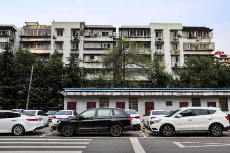 A lot of cars were parked on the curb below the apartmentのeditorial素材