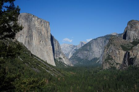 Summer view of Yosemite Valley from Tunnel View in early Aprilの写真素材