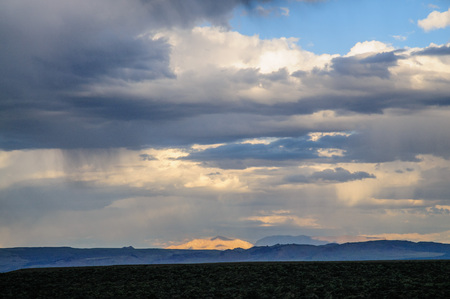 Threatening storm clouds are hanging low over mono lake, near the town of Lee Vining, in the Sierra Nevada mountain range. Sierra Nevadas, Eastern California, USA.の写真素材