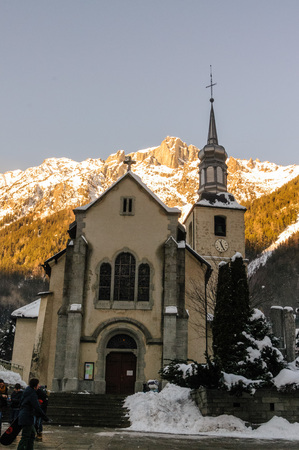 CHAMONIX DE MONT BLANC, FRANCE, DECEMBER 24, 2017. Snow covered streets of Chamonix de Mont Blanc in early winter. This popular tourist destination was hit by massive snow fall around this time.のeditorial素材