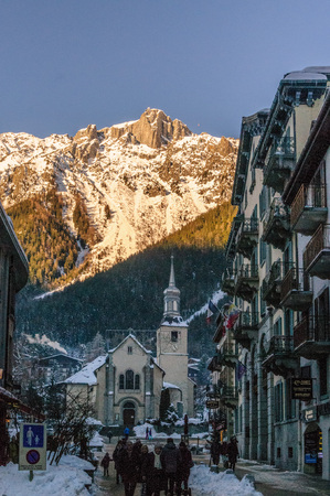 CHAMONIX DE MONT BLANC, FRANCE, DECEMBER 24, 2017. Snow covered streets of Chamonix de Mont Blanc in early winter. This popular tourist destination was hit by massive snow fall around this time.のeditorial素材