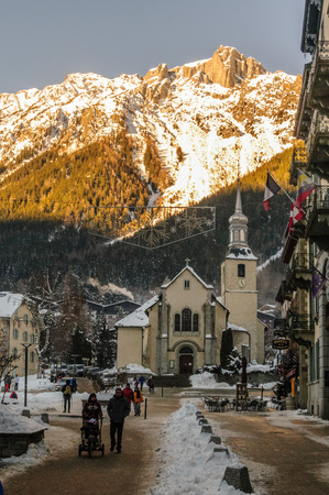 CHAMONIX DE MONT BLANC, FRANCE, DECEMBER 24, 2017. Snow covered streets of Chamonix de Mont Blanc in early winter. This popular tourist destination was hit by massive snow fall around this time.のeditorial素材