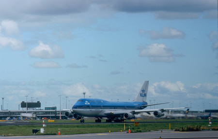 AMSTERDAM, NETHERLANDS, SEPTEMBER 2001. Boeing 747-400 landing, operated by KLM, landing at Schiphol Airport.のeditorial素材