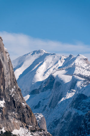 Landscape shot of Yosemite Valley, from the tunnel view lookout, showing El Capitan and Half-dome in the distance.の写真素材