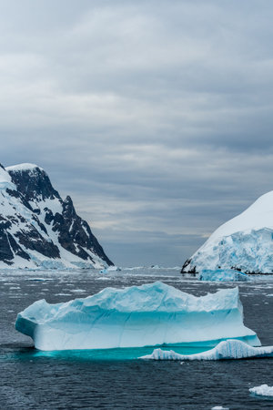 Icebergs and Glaciers align the coast of the Antarctic peninsula, and its many islands. Image taken near the entrance of the Lemaire Channelの写真素材