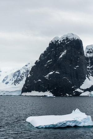 Icebergs and Glaciers align the coast of the Antarctic peninsula, and its many islands. Image taken near the entrance of the Lemaire Channelの写真素材