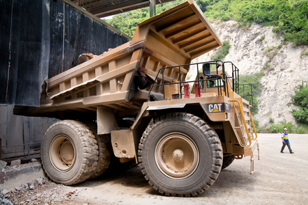 Thailand, Oct 11: A large quarry stone, and cement were loaded on 11 October 2013 at Saraburi Province, Thailandのeditorial素材