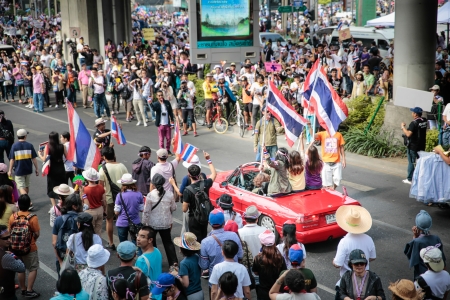 Bangkok, Thailand, December 22, 2013   Anti-Thaksinomics protestors gathered to bring down Yingluck, Thaksinのeditorial素材