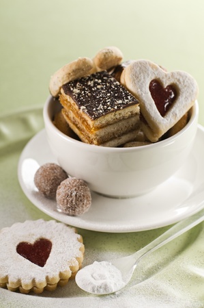 Freshly baked cookies in a bowl close up shoot
の写真素材