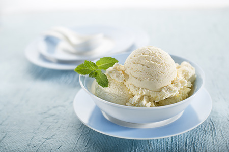 White Ice cream in a bowl close upの写真素材