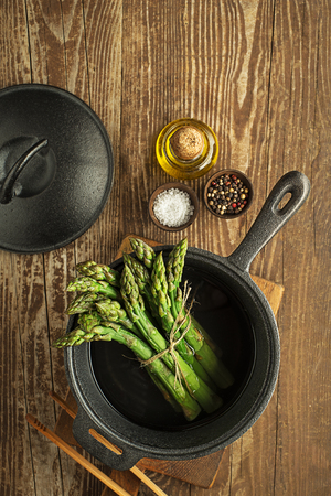 Fresh of green Asparagus. Cooking healthy meal in pot with boiled water. Bunches of green asparagus, top view- Imageの写真素材