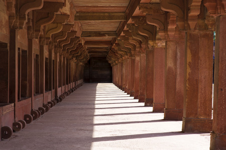 Long sandstone colonnade in Fatehpur Sikri, Agra, India.のeditorial素材