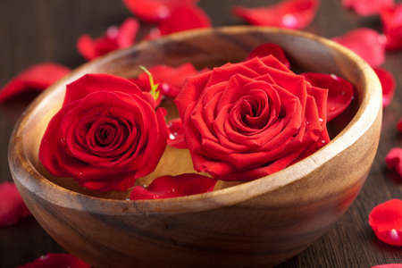 roses in wooden bowl の写真素材