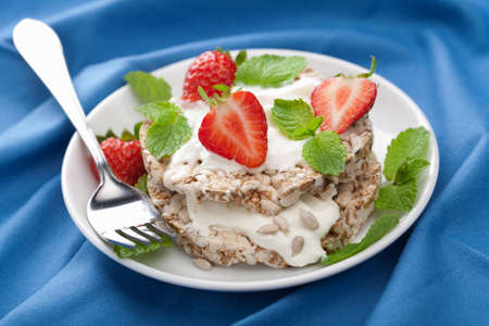 crisp bread with cottage cheese and berries の写真素材