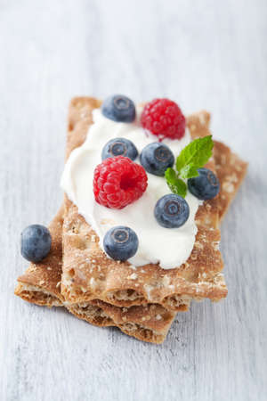 crisp bread with creme fraiche and berries の写真素材