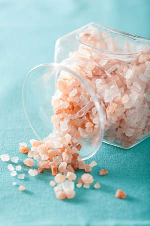 pink himalayan salt in jarの写真素材