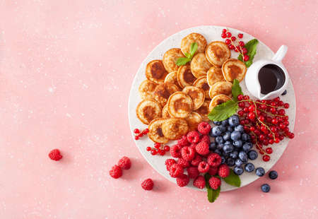 american mini pancake board with berries and maple syrupの写真素材