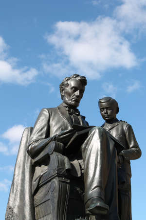 Statue of Abraham Lincoln reading to son Tadのeditorial素材
