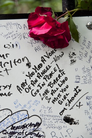 LONDON - JULY 27: Her fans pay tribute to Amy Winehouse in front of her house on Camden square, on July 27, 2011 in London. Amy Winehouse died aged 27 on Saturday, July 23.のeditorial素材
