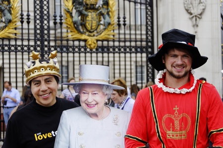 LONDON, UK, Friday 1 June 1, 2012. Preparation and decoration of the Mall and Buckingham Palace for the Queen's Diamond Jubileeのeditorial素材