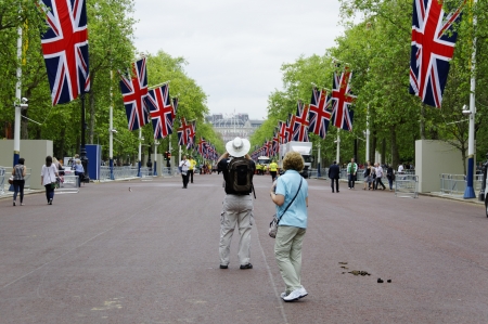 LONDON, UK, Friday 1 June 1, 2012. Preparation and decoration of the Mall and Buckingham Palace for the Queen's Diamond Jubileeのeditorial素材