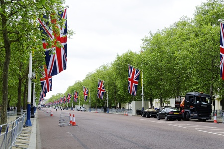 LONDON, UK, Friday 1 June 1, 2012. Preparation and decoration of the Mall and Buckingham Palace for the Queen's Diamond Jubileeのeditorial素材