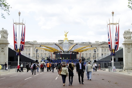 LONDON, UK, Friday 1 June 1, 2012. Preparation and decoration of the Mall and Buckingham Palace for the Queen's Diamond Jubileeのeditorial素材