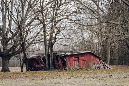 Abandoned red barn in winterの写真素材