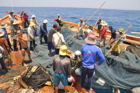 NHA TRANG, VIETNAM - MAY 5, 2012: Fishermen are trawling for tuna fish in the sea of Nha Trang bay in Vietnamのeditorial素材