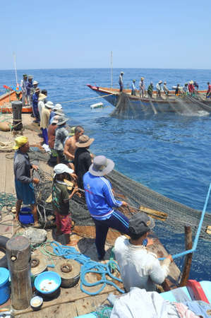 NHA TRANG, VIETNAM - MAY 5, 2012: Fishermen are trawling for tuna fish in the sea of Nha Trang bay in Vietnamのeditorial素材