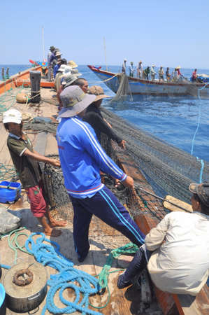 NHA TRANG, VIETNAM - MAY 5, 2012: Fishermen are trawling for tuna fish in the sea of Nha Trang bay in Vietnamのeditorial素材