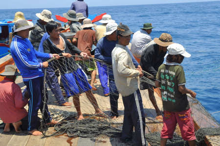 NHA TRANG, VIETNAM - MAY 5, 2012: Fishermen are trawling for tuna fish in the sea of Nha Trang bay in Vietnamのeditorial素材