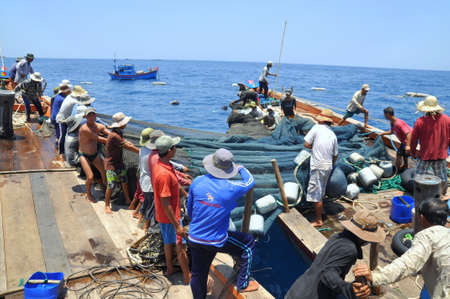 NHA TRANG, VIETNAM - MAY 5, 2012: Fishermen are trawling for tuna fish in the sea of Nha Trang bay in Vietnamのeditorial素材