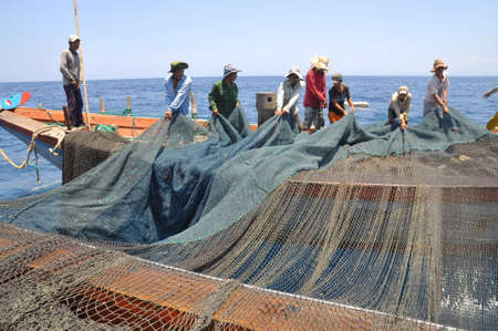NHA TRANG, VIETNAM - MAY 5, 2012: Fishermen are trawling for tuna fish in the sea of Nha Trang bay in Vietnamのeditorial素材