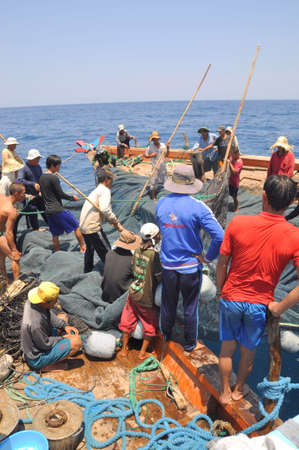 NHA TRANG, VIETNAM - MAY 5, 2012: Fishermen are trawling for tuna fish in the sea of Nha Trang bay in Vietnamのeditorial素材
