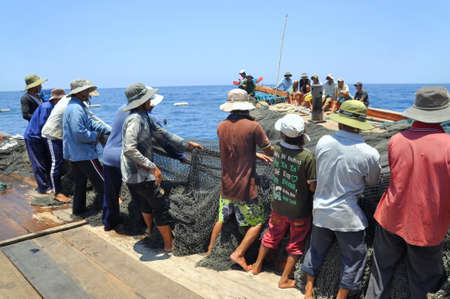 NHA TRANG, VIETNAM - MAY 5, 2012: Fishermen are trawling for tuna fish in the sea of Nha Trang bay in Vietnamのeditorial素材