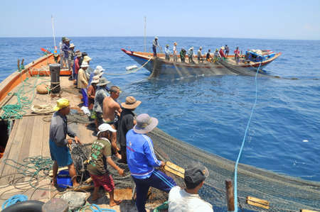 NHA TRANG, VIETNAM - MAY 5, 2012: Fishermen are trawling for tuna fish in the sea of Nha Trang bay in Vietnamのeditorial素材