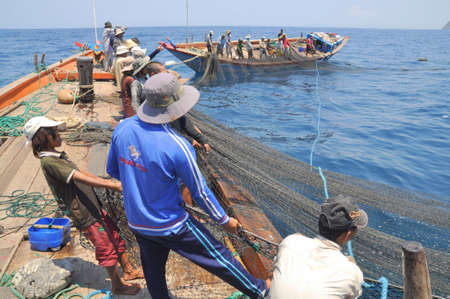 NHA TRANG, VIETNAM - MAY 5, 2012: Fishermen are trawling for tuna fish in the sea of Nha Trang bay in Vietnamのeditorial素材