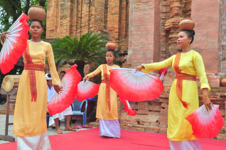 Nha Trang, Vietnam - July 11, 2015: Performing of a traditional folk dance of champa at the Ponagar temple in Nha Trangのeditorial素材