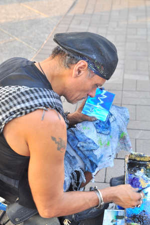 Hong Kong, China - September 9, 2015: A street artist is painting on the street of Hong Kongのeditorial素材