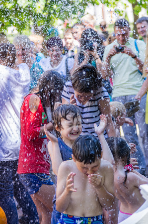 Children play in fountain, Peterhof, Saint-Petersburg, Russiaのeditorial素材