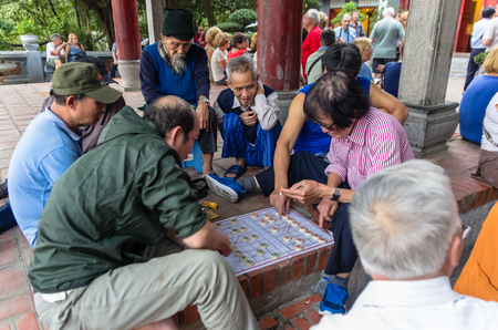 HANOI, VIETNAM - NOVEMBER 14: Vietnamese plays asian chekers outside at November 14, 2016 in Hanoi, Vietnamのeditorial素材