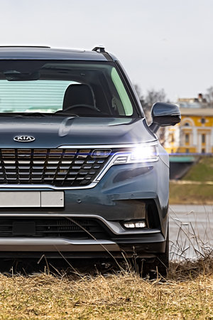 MOSCOW, RUSSIA - April 18, 2021 : New Kia Carnival on the street. a seven-seater van or a crossover for traveling. big family carのeditorial素材