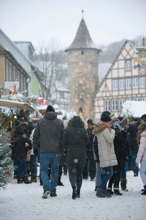 NIEDERSTETTEN, BADEN WURTTEMBERG, GERMANY - December 10 2017: Schimmelturm rising above the traditional Christmas Market. People on the Street, Christmas Trees and Kiosks, Falling Snow, Blurred Backgroundのeditorial素材