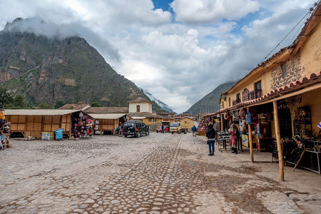 Ollantaytambo, Peru- March 16, 2017:Local Villagers Market in Ollantaytambo, Peruのeditorial素材